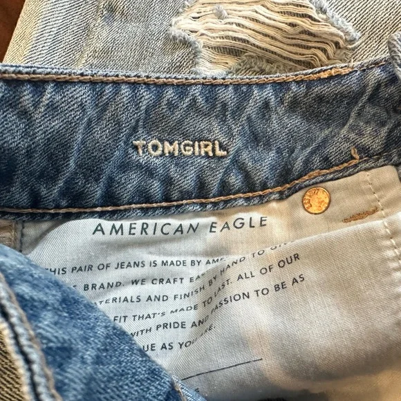 American Eagle Lightwash Distressed Tom Girl Denim Jeans size 4 - Picture 8 of 9